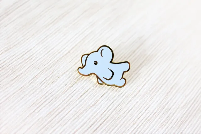 miamouz-dreamscape-elefant-emaille-pin-hellblau-gold image 1