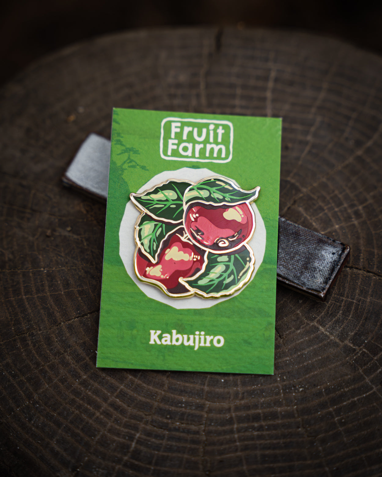 kabujiro-red-apples-emaille-pin-fruit-farm-43mm image 1