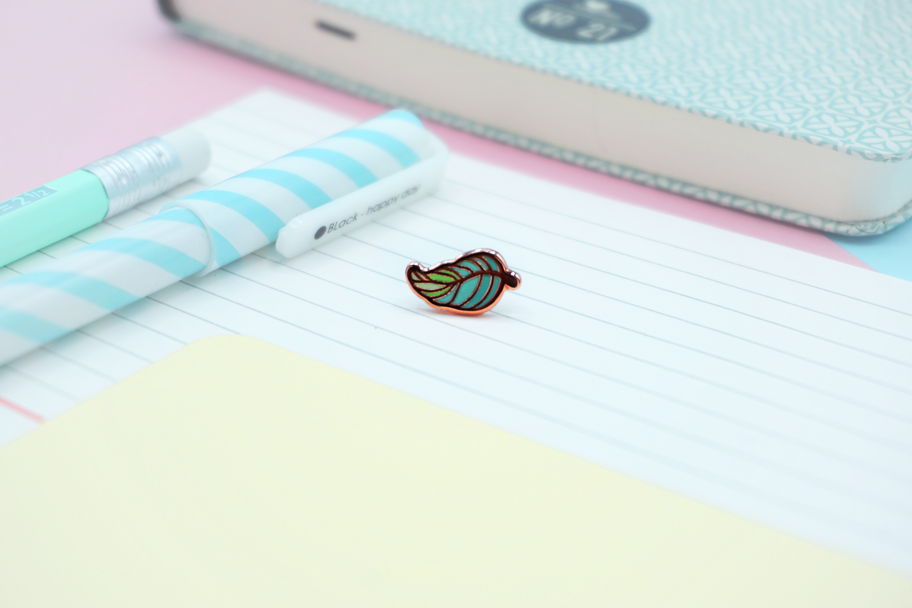 miamouz-duck-feather-mini-emaille-pin-14mm-rosegold image 2