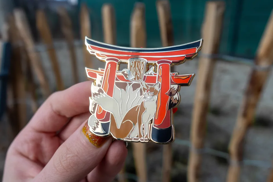 kabujiro-kitsune-tori-gate-emaille-pin-60mm-vergoldet image 1