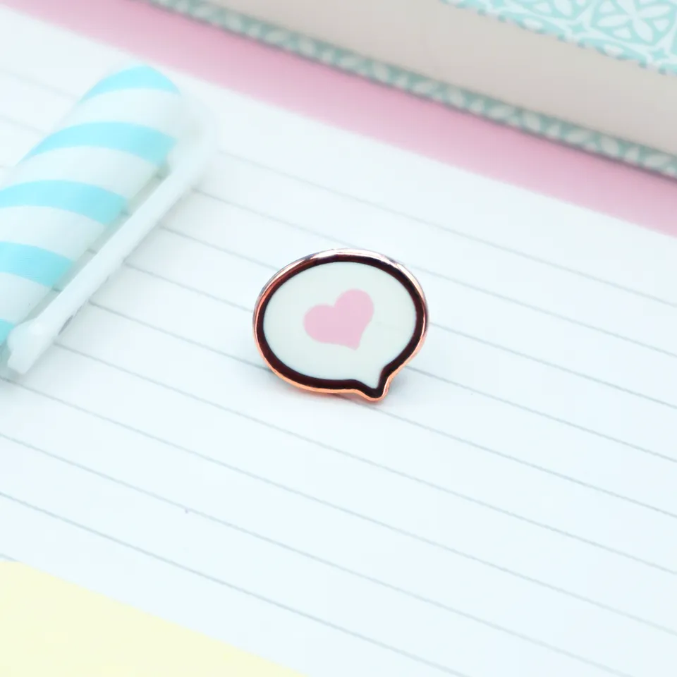 miamouz-enamel-pins-love-heart-speech-bubble-mini-pin-rosa image 1