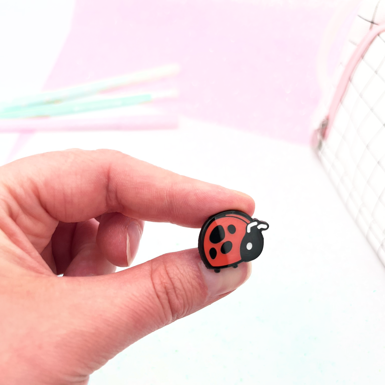 miamouz-tiny-ladybug-mini-emaille-pin-rot-16mm image 3