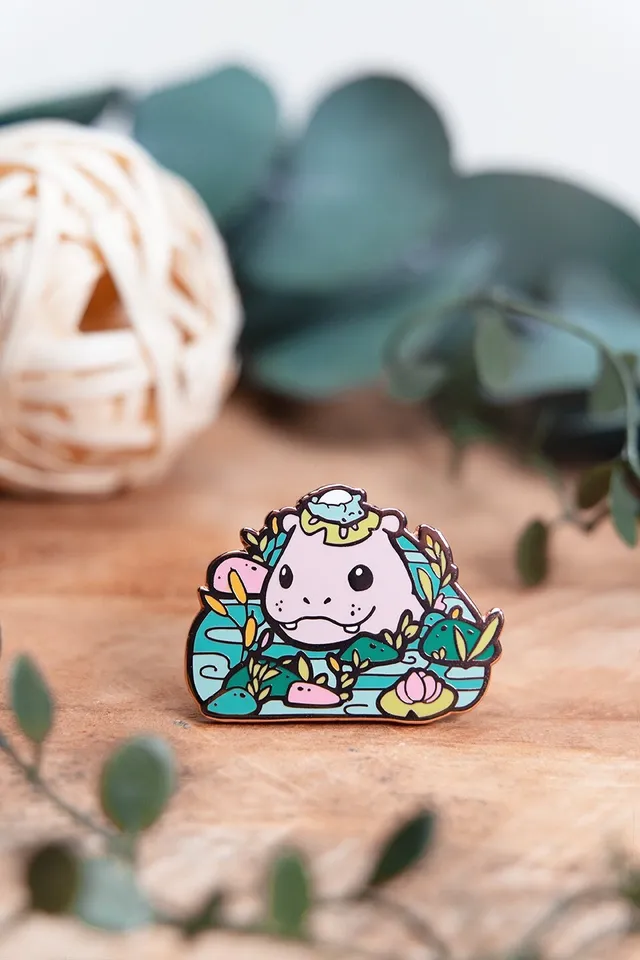 miamouz-hippo-and-frog-friend-emaille-pin-kupfer-40mm image 1