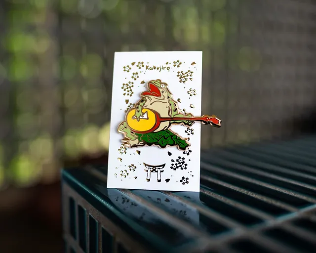 kabujiro-singing-frog-animal-circus-emaille-pin-60mm image 1