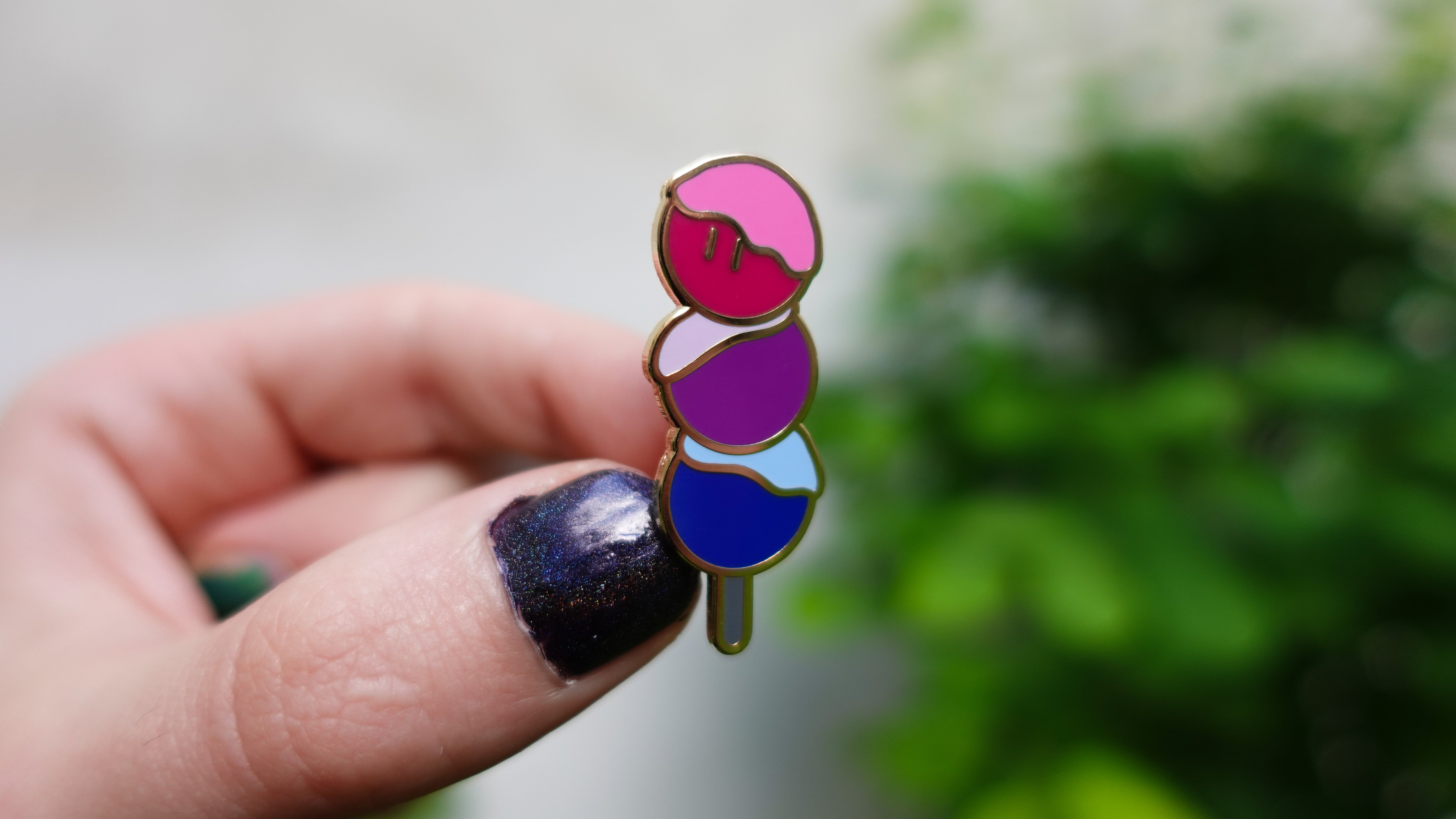 kabujiro-pride-dango-emaille-pin-bisexual-40mm-vergoldet image 2