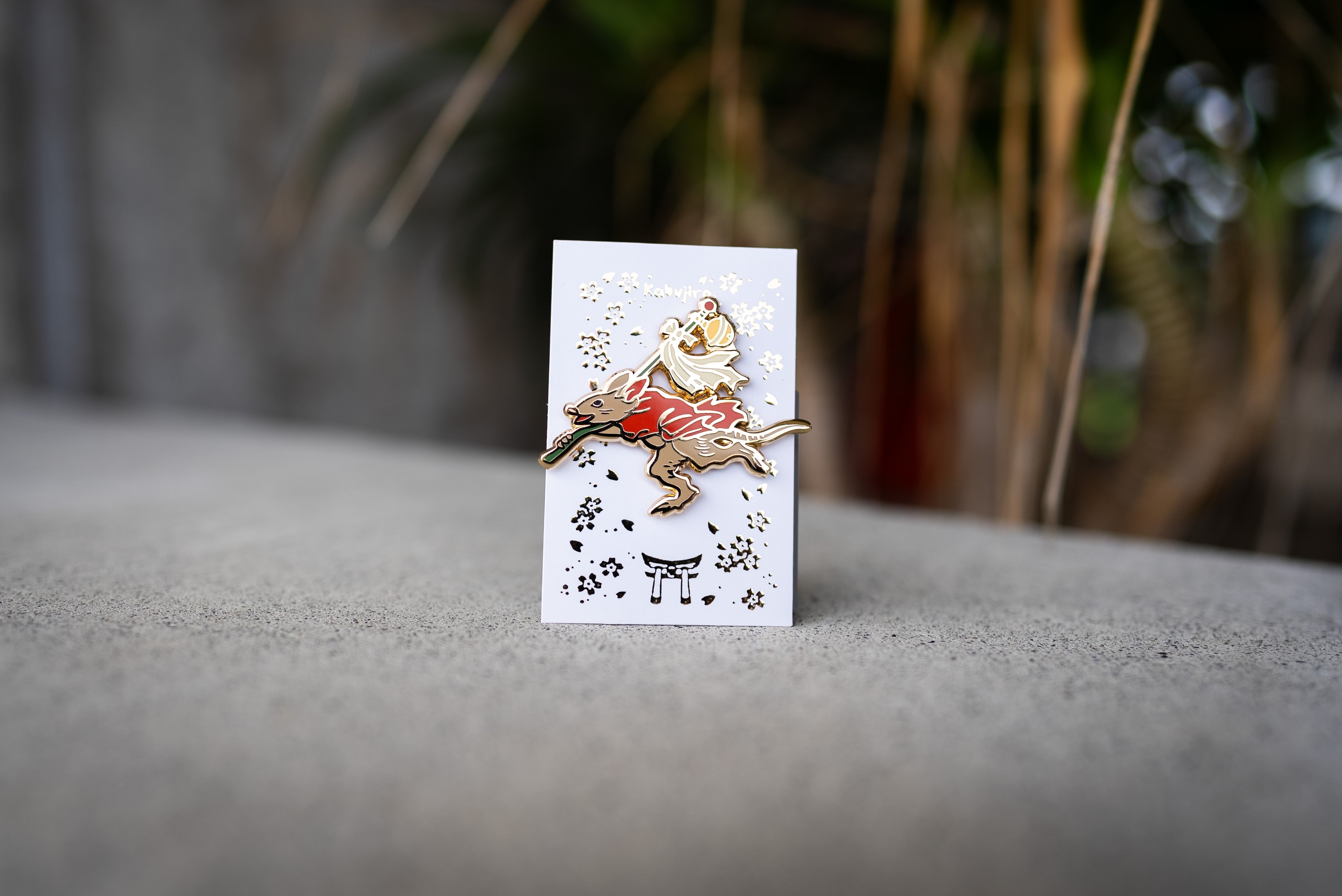 kabujiro-enamel-pins-running-rat-pin-animal-circus-gold image 2