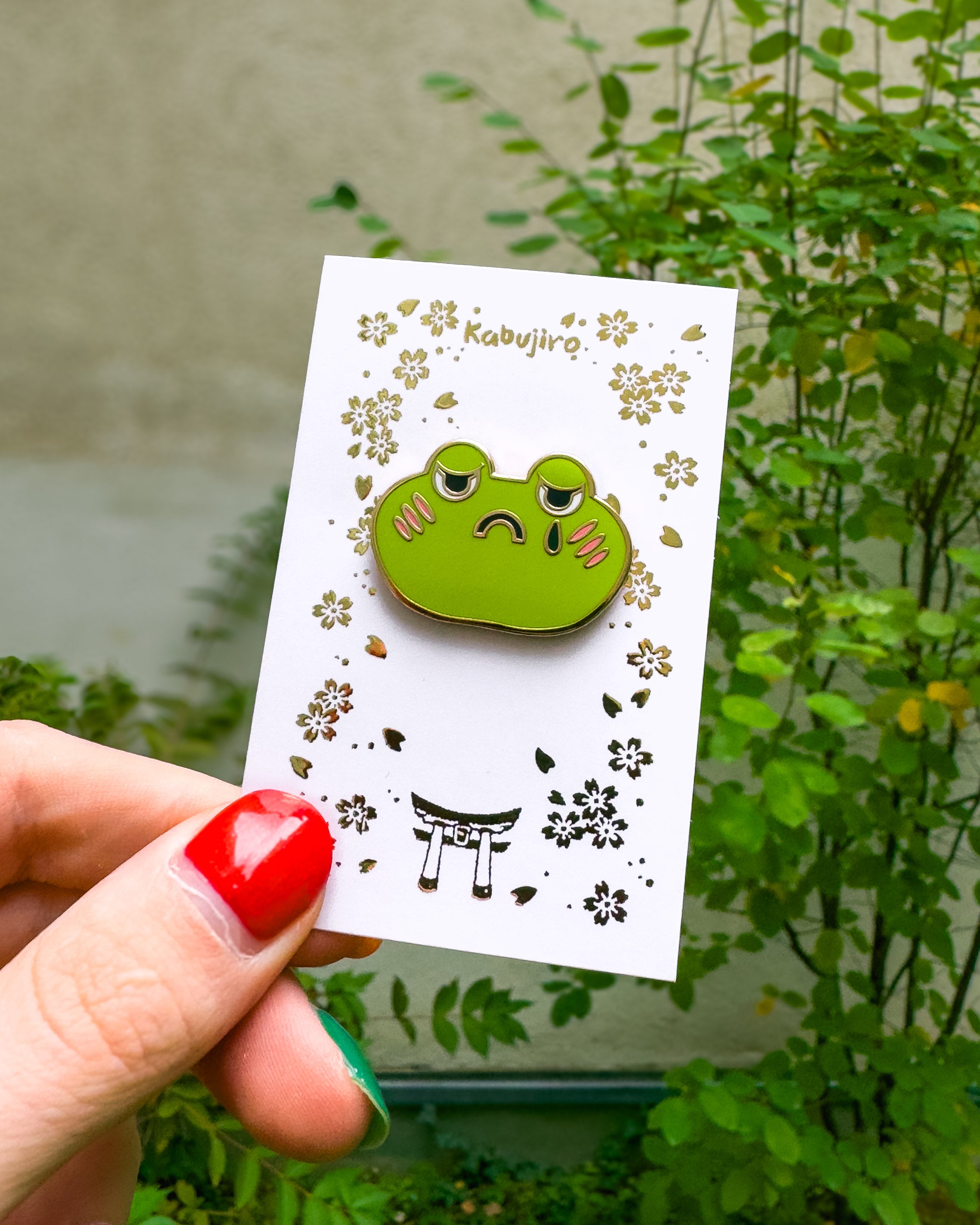 kabujiro-enamel-pins-sad-frog-pin-23mm-gold image 3