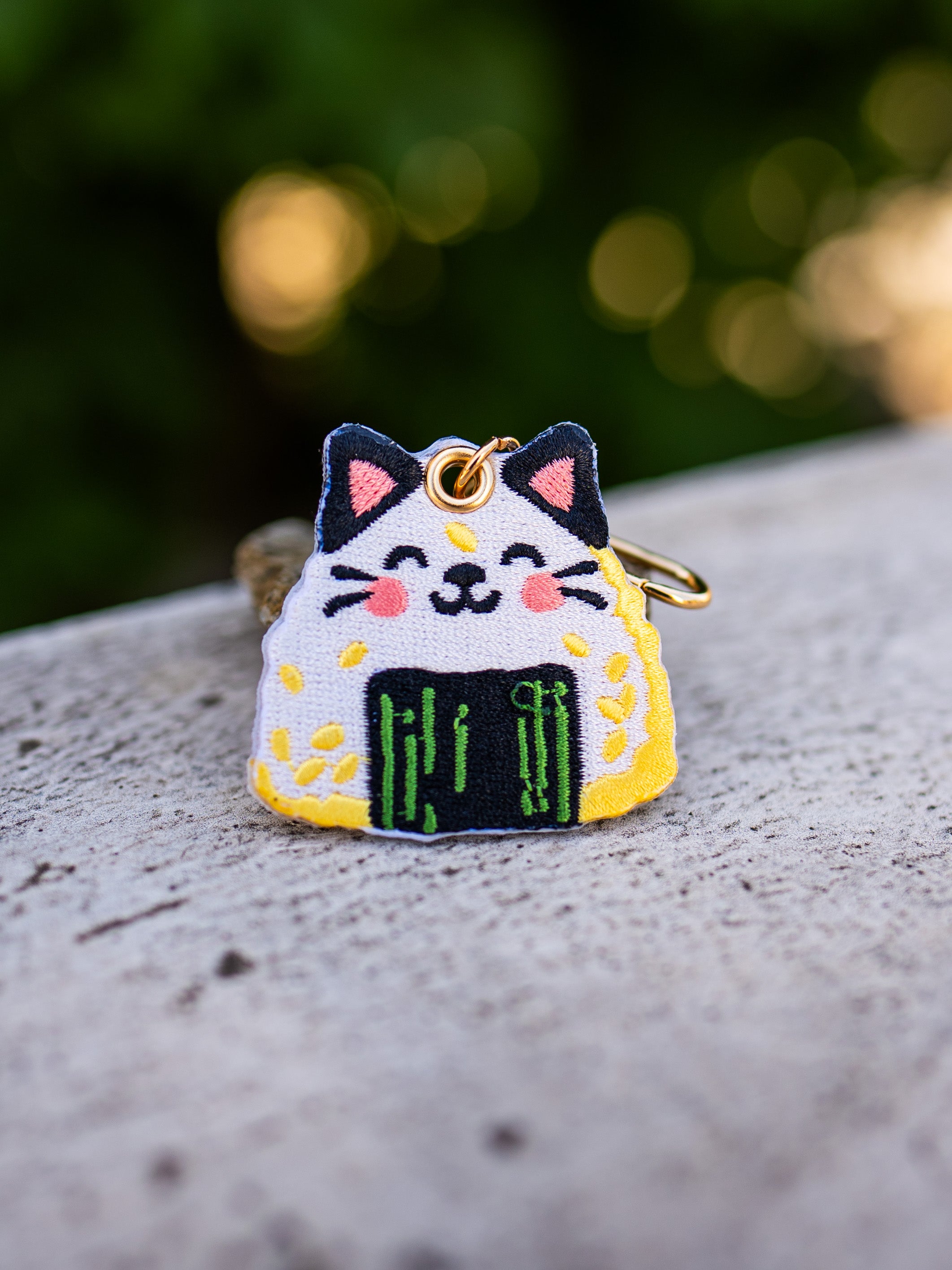 kabujiro-charms-onigiri-cat-schl-sselanh-nger-gestickt-beidseitig image 1