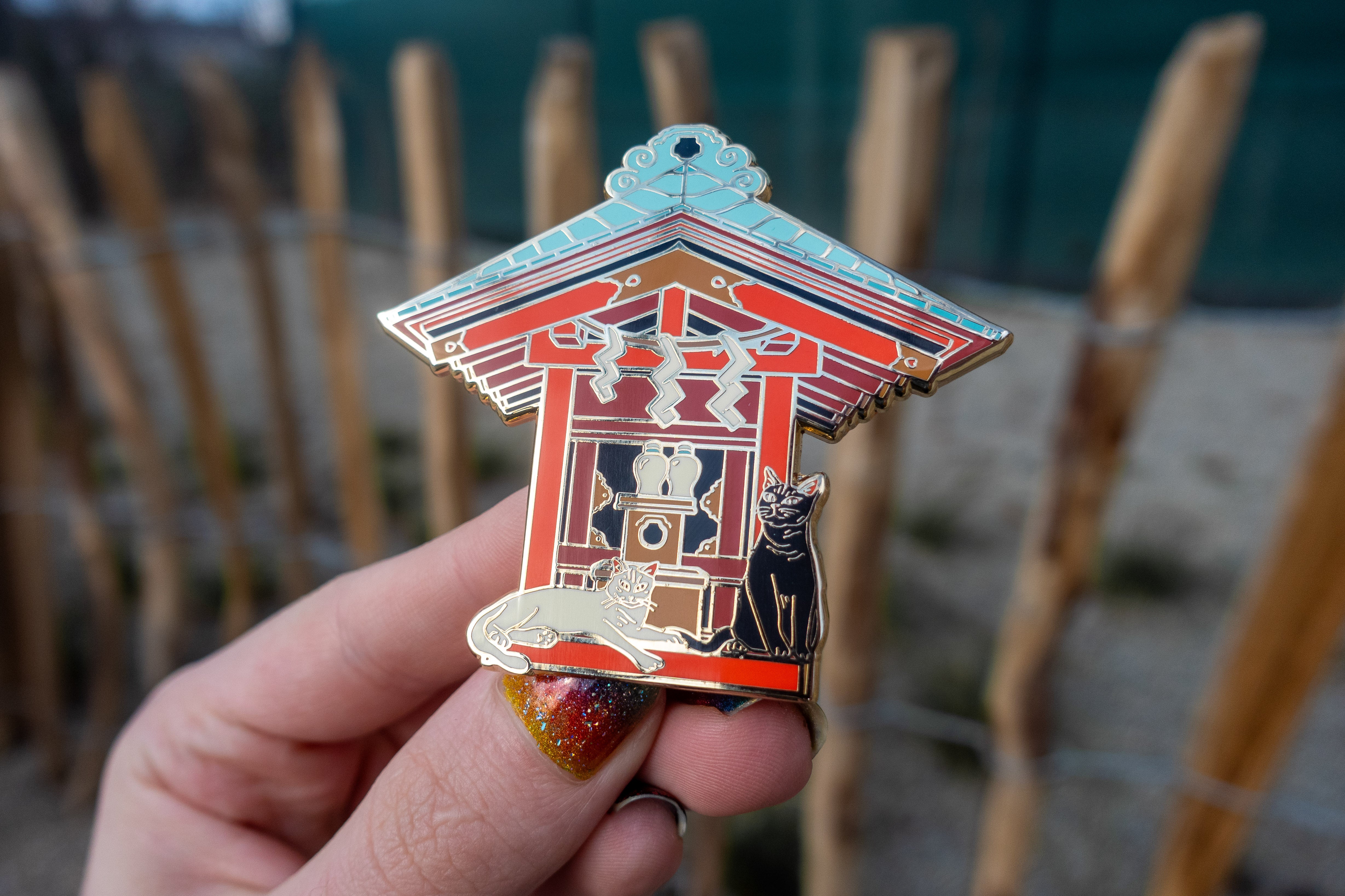 kabujiro-shrine-cats-emaille-pin-schrein-katzen-60x68mm image 2