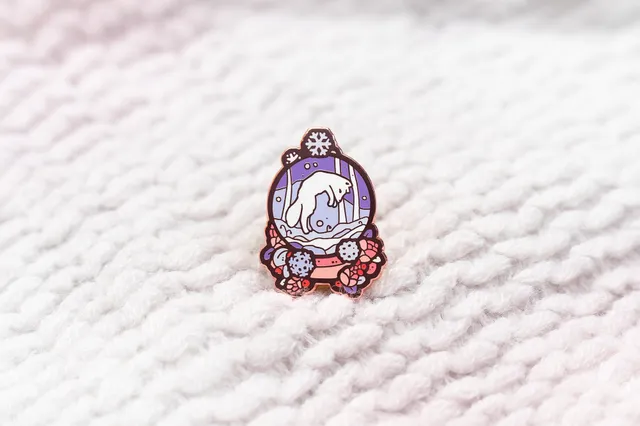 miamouz-arctic-fox-emaille-pin-schneekugel-30mm image 1