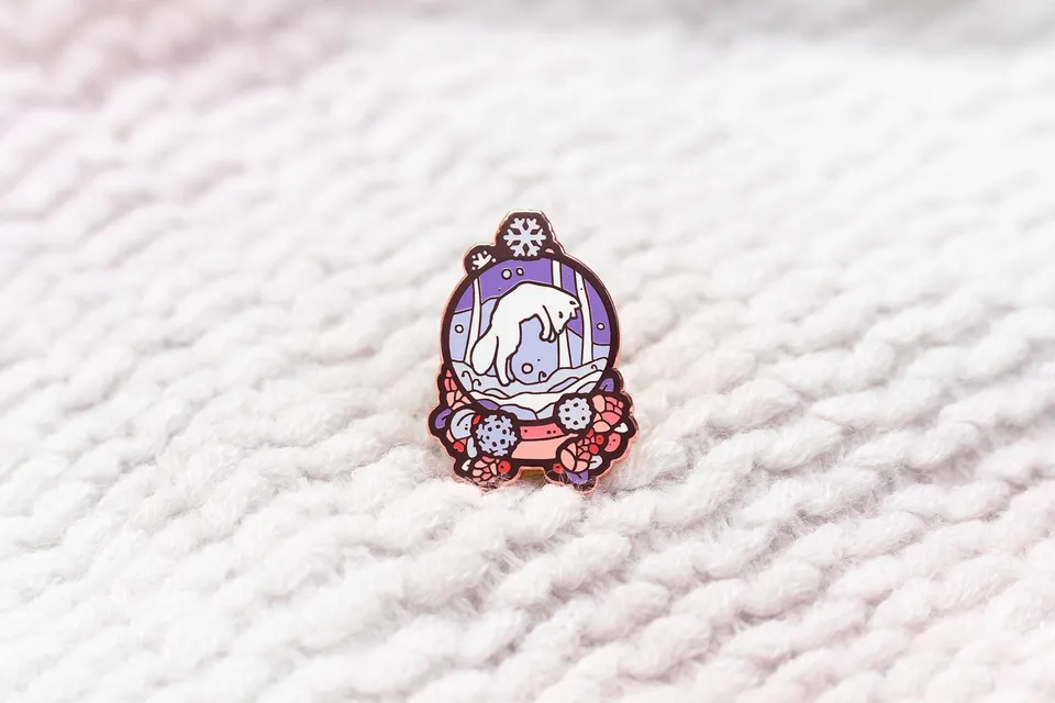 miamouz-arctic-fox-emaille-pin-schneekugel-30mm image 1