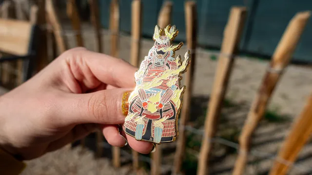 kabujiro-enamel-pins-samurai-r-stung-pin-65mm-glow image 1