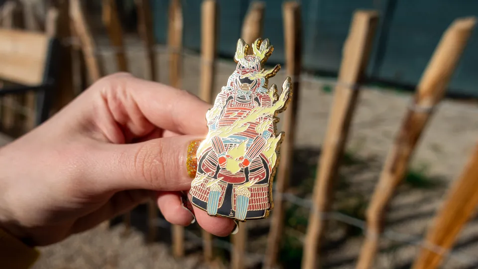 kabujiro-enamel-pins-samurai-r-stung-pin-65mm-glow image 1