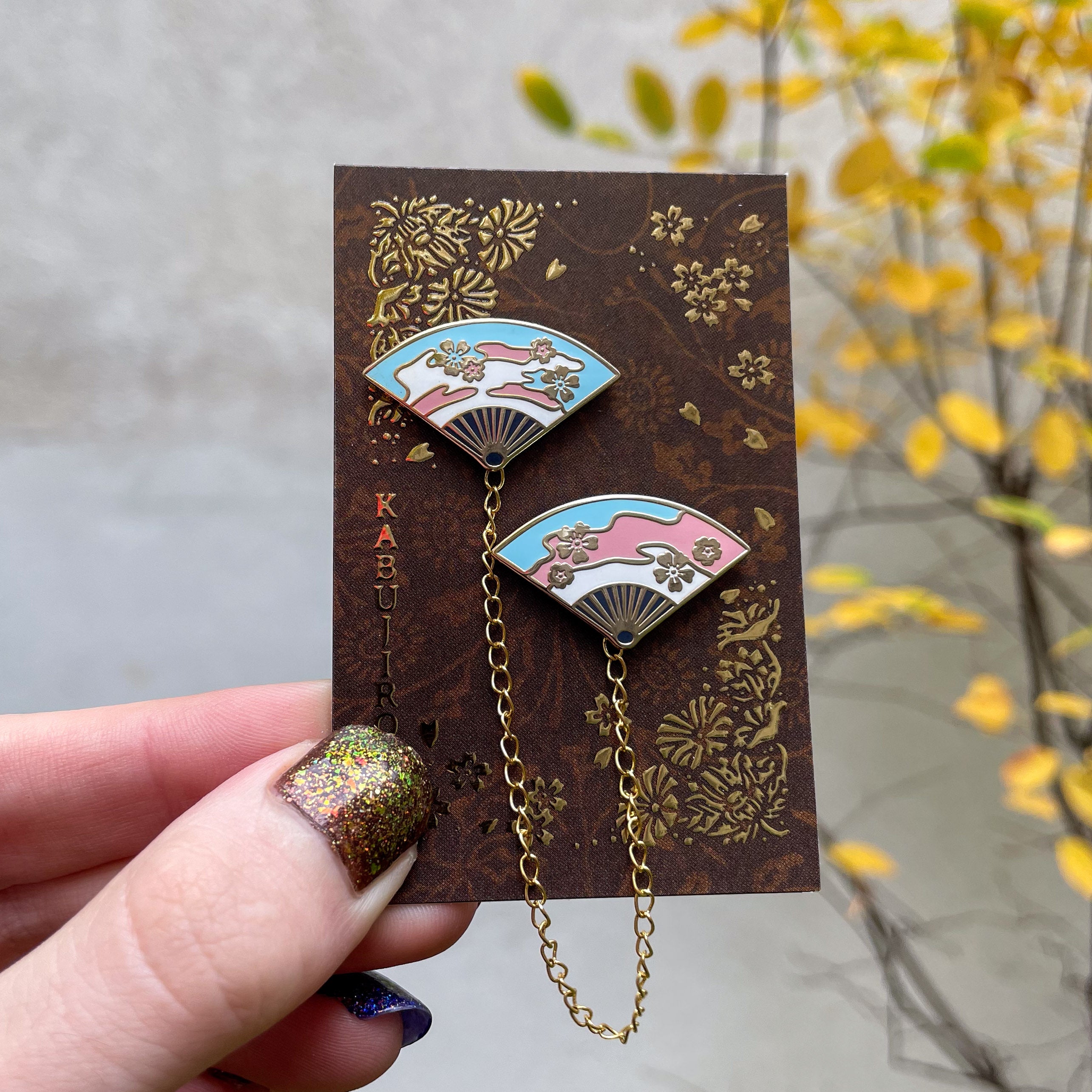 kabujiro-fans-trans-pride-pin-set-f-cher-mit-kette-gold image 1