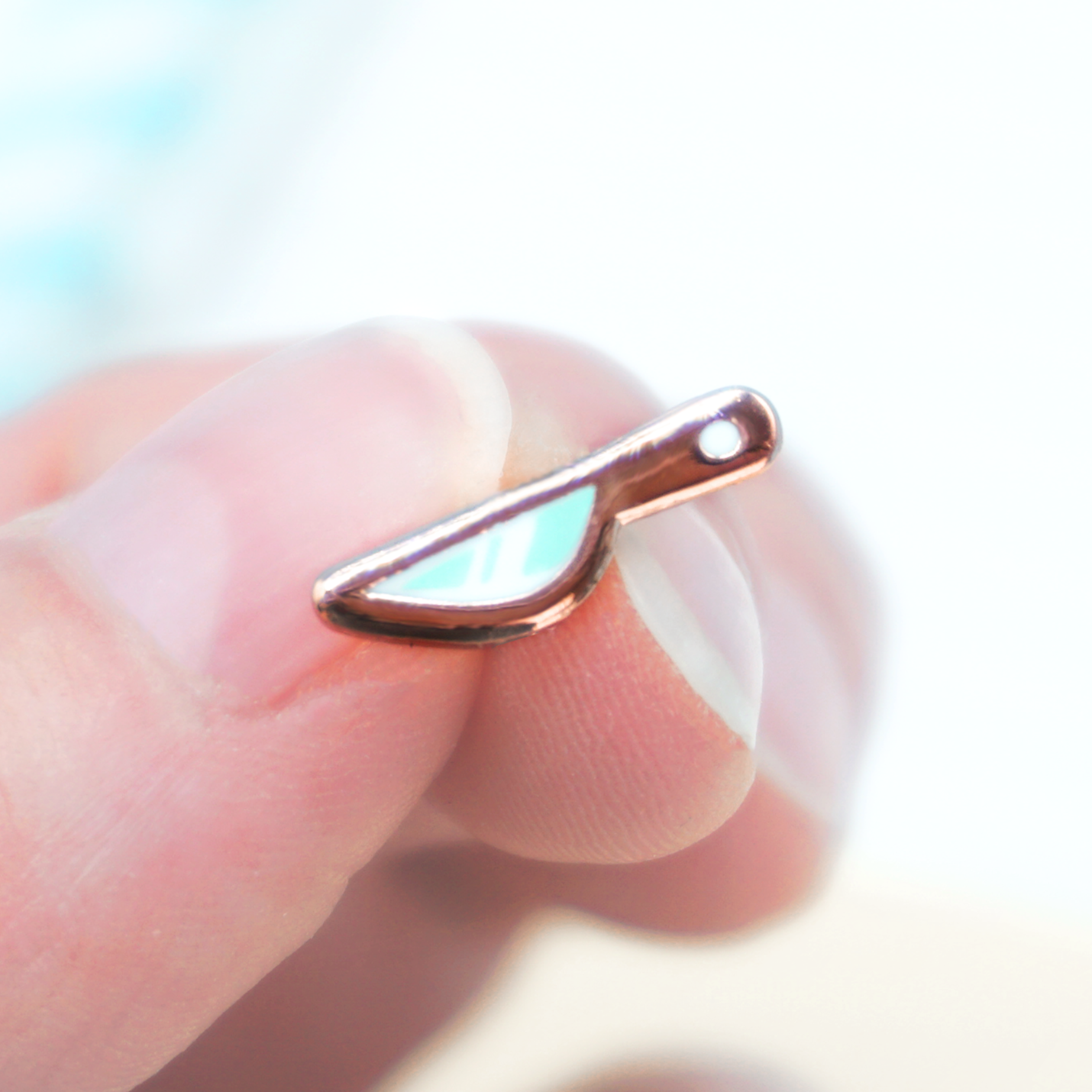 miamouz-enamel-pins-tiny-knife-emaille-pin-mini-rosa-15mm image 1