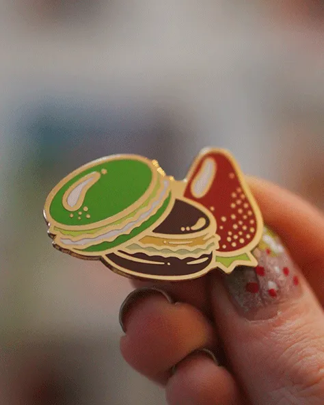 kabujiro-strawberry-matcha-macaroon-pin-26mm image 1
