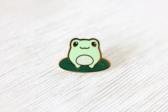 miamouz-dreamscape-frosch-emaille-pin-seerose-gold-30mm image 1