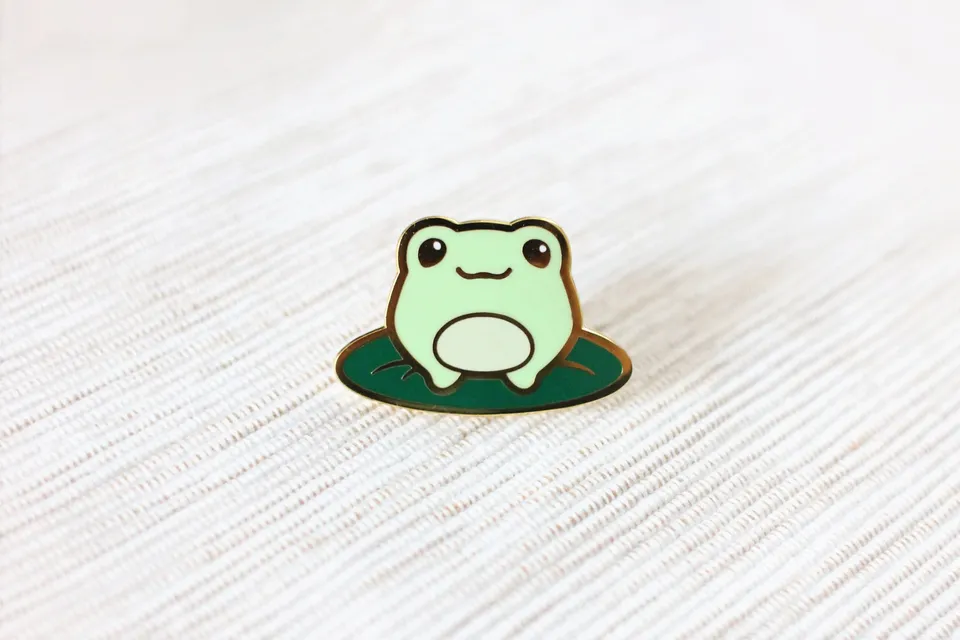 miamouz-dreamscape-frosch-emaille-pin-seerose-gold-30mm image 1