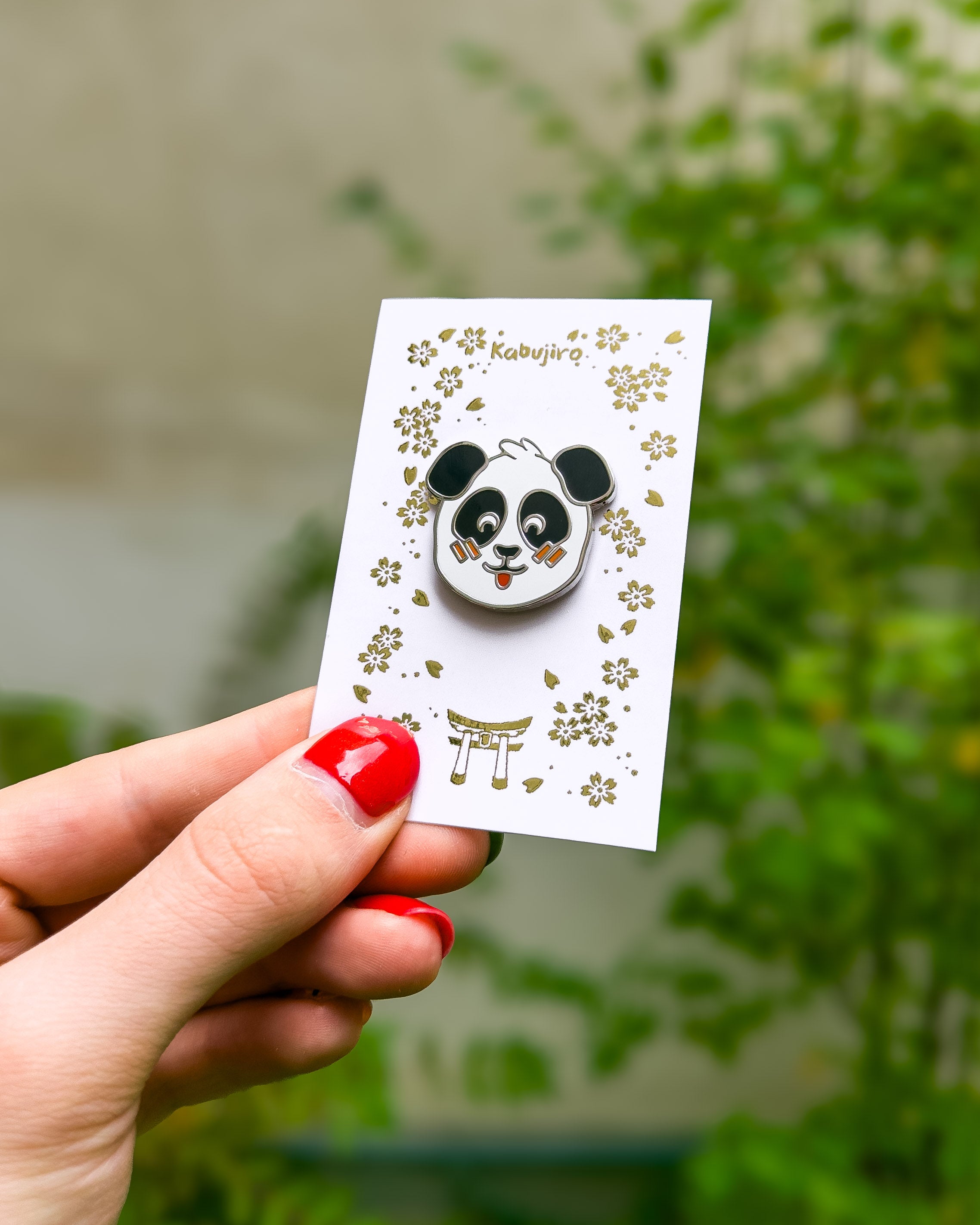 kabujiro-panda-emaille-pin-tier-silber-28mm image 1