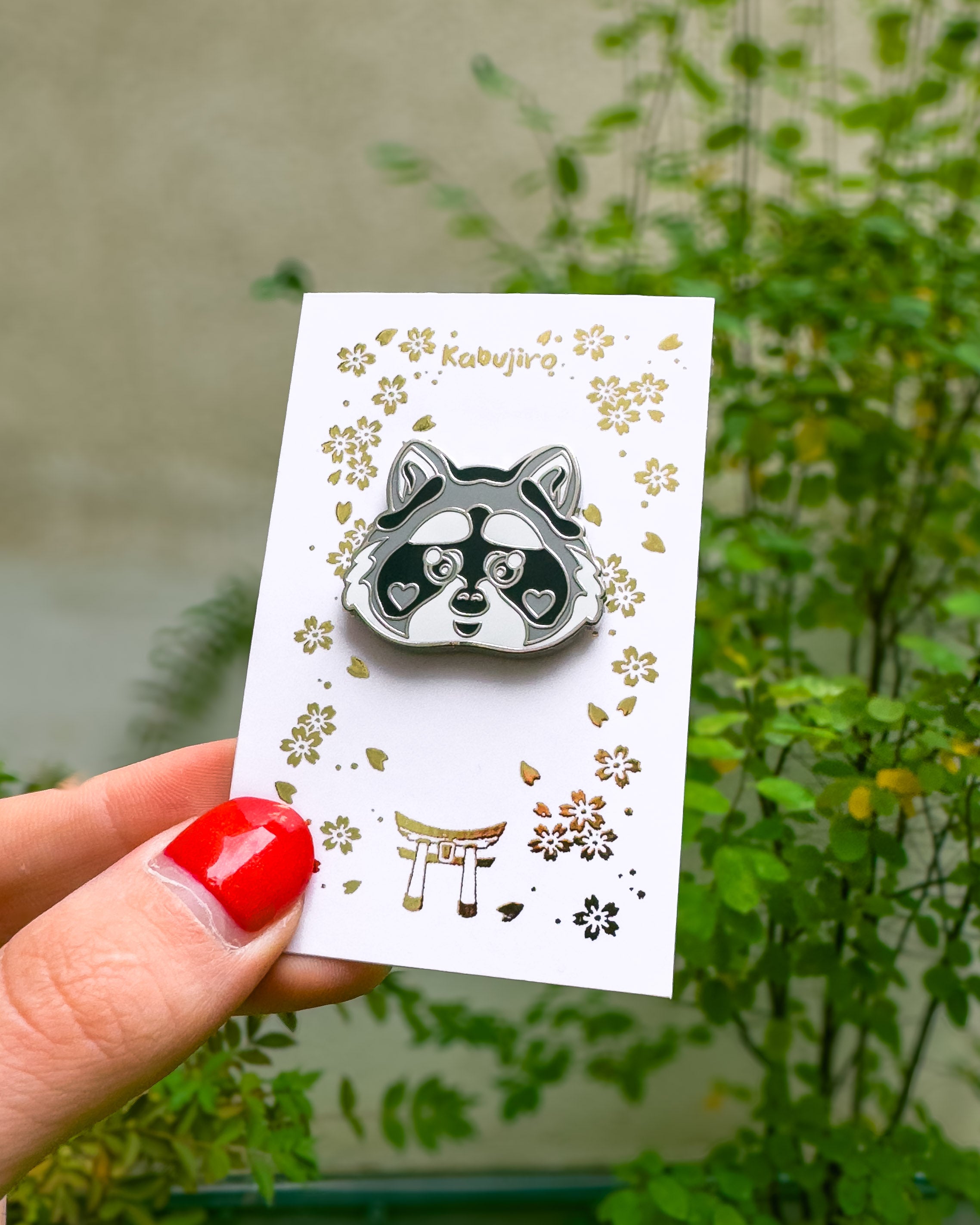 kabujiro-enamel-pins-raccoon-emaille-pin-waschb-r-27mm image 2
