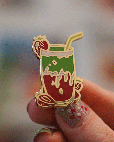 kabujiro-enamel-pins-strawberry-matcha-smoothie-emaille-pin-gold-40mm image 1