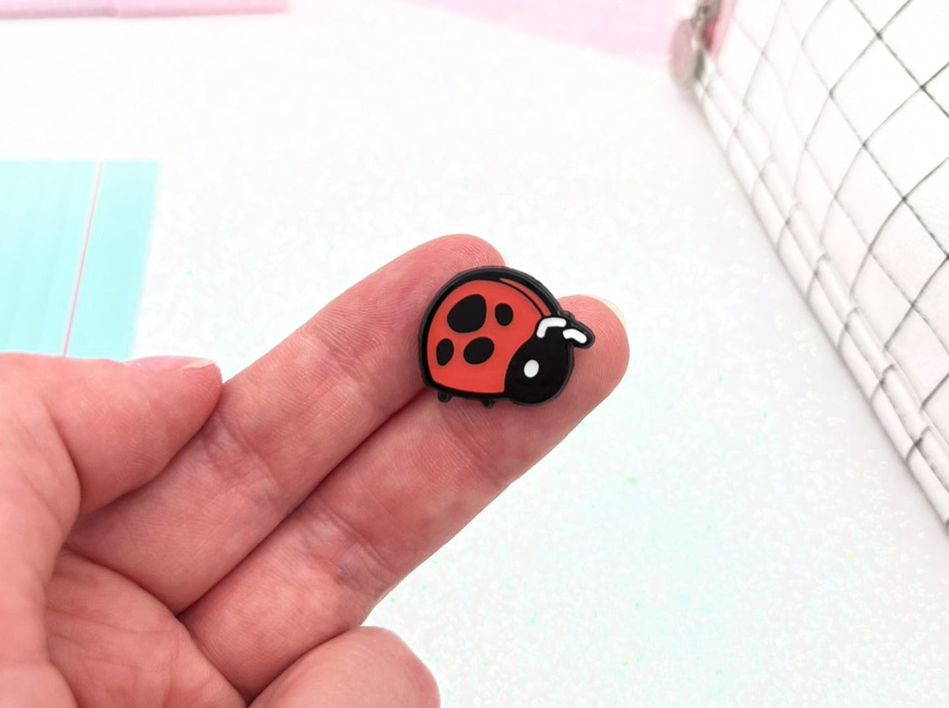 miamouz-tiny-ladybug-mini-emaille-pin-rot-16mm image 2
