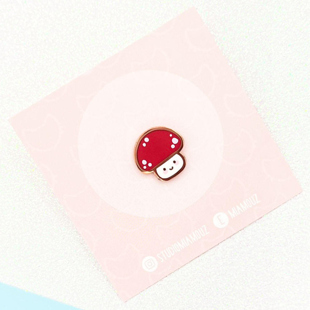 miamouz-tiny-happy-mushroom-emaille-pin-pilz-14mm image 1