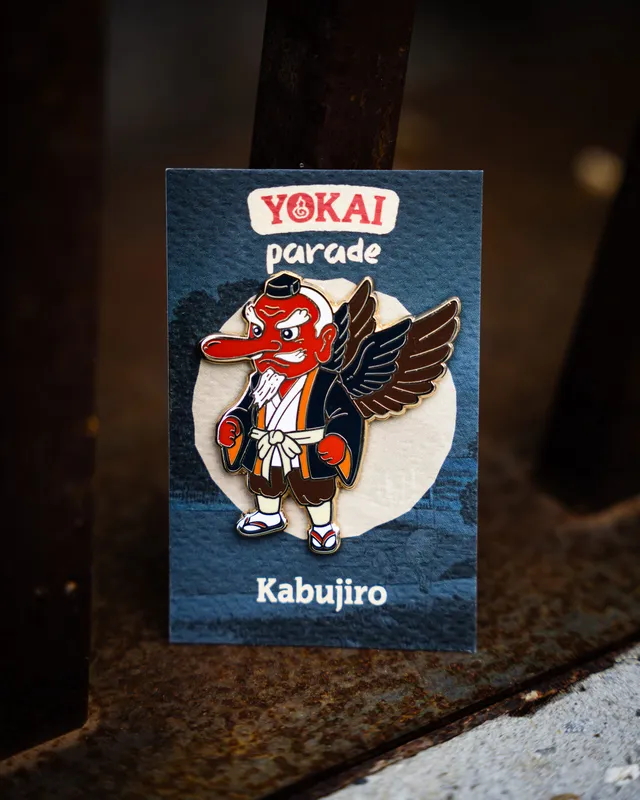 kabujiro-tengu-yokai-parade-emaille-pin-46x50-mm-gold image 1