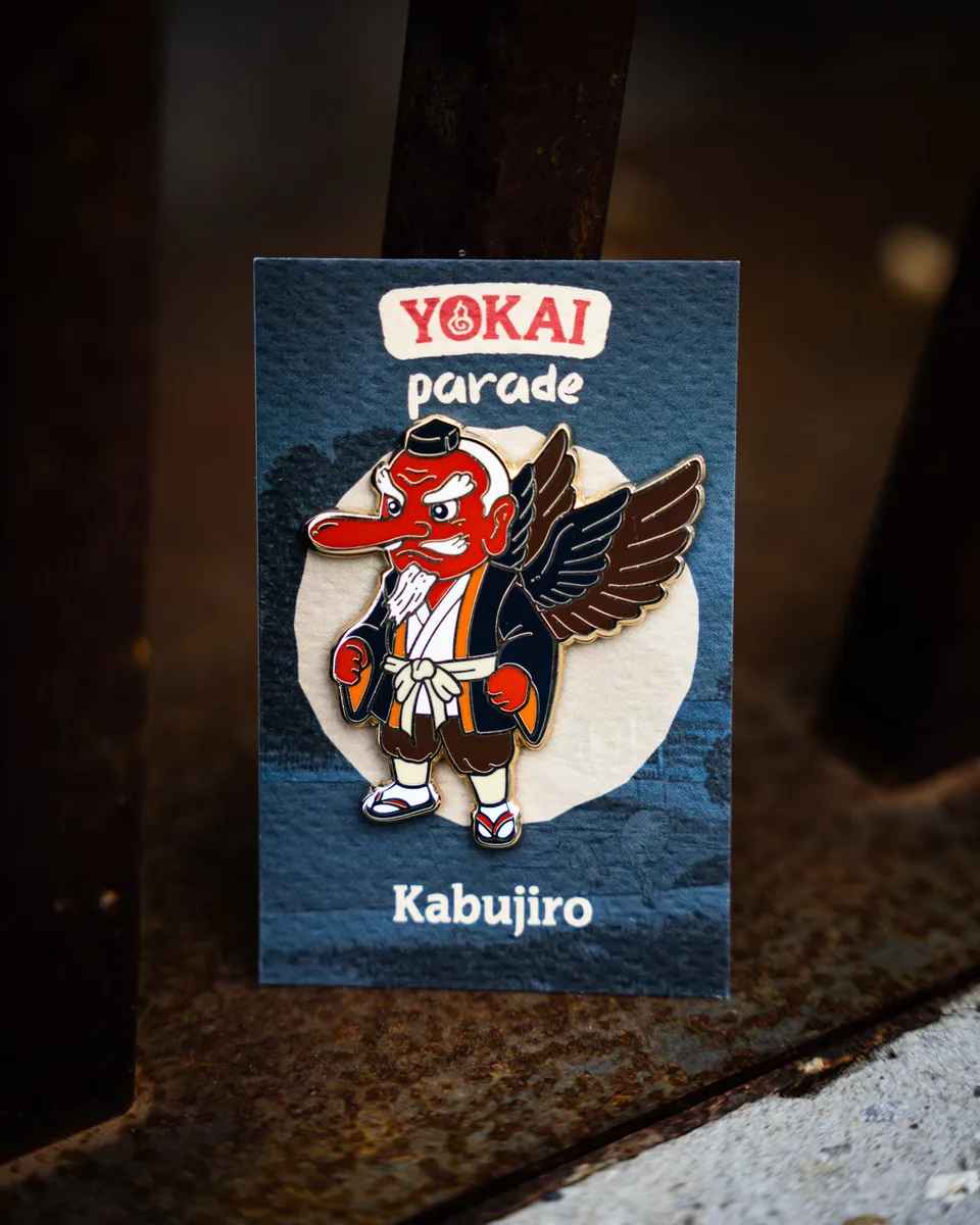 kabujiro-tengu-yokai-parade-emaille-pin-46x50-mm-gold image 1
