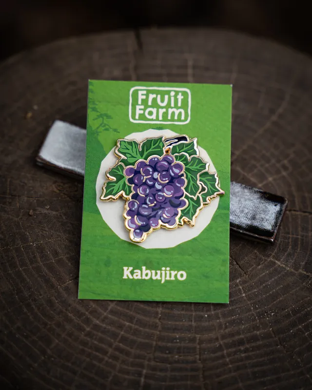 kabujiro-fruit-farm-emaille-pin-trauben-45mm image 1