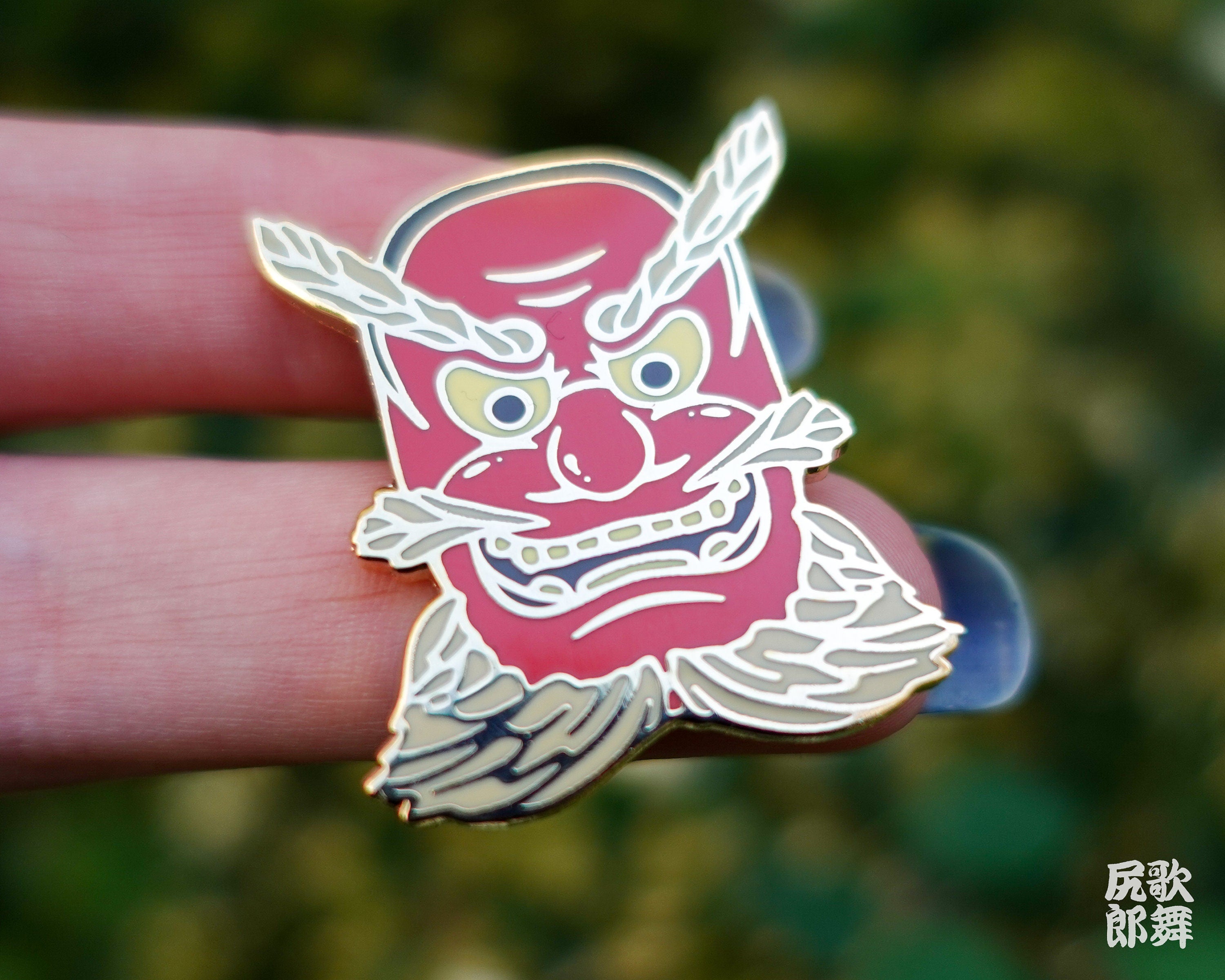 kabujiro-enamel-pins-japanese-tengu-mask-emaille-pin-35mm-gold image 3
