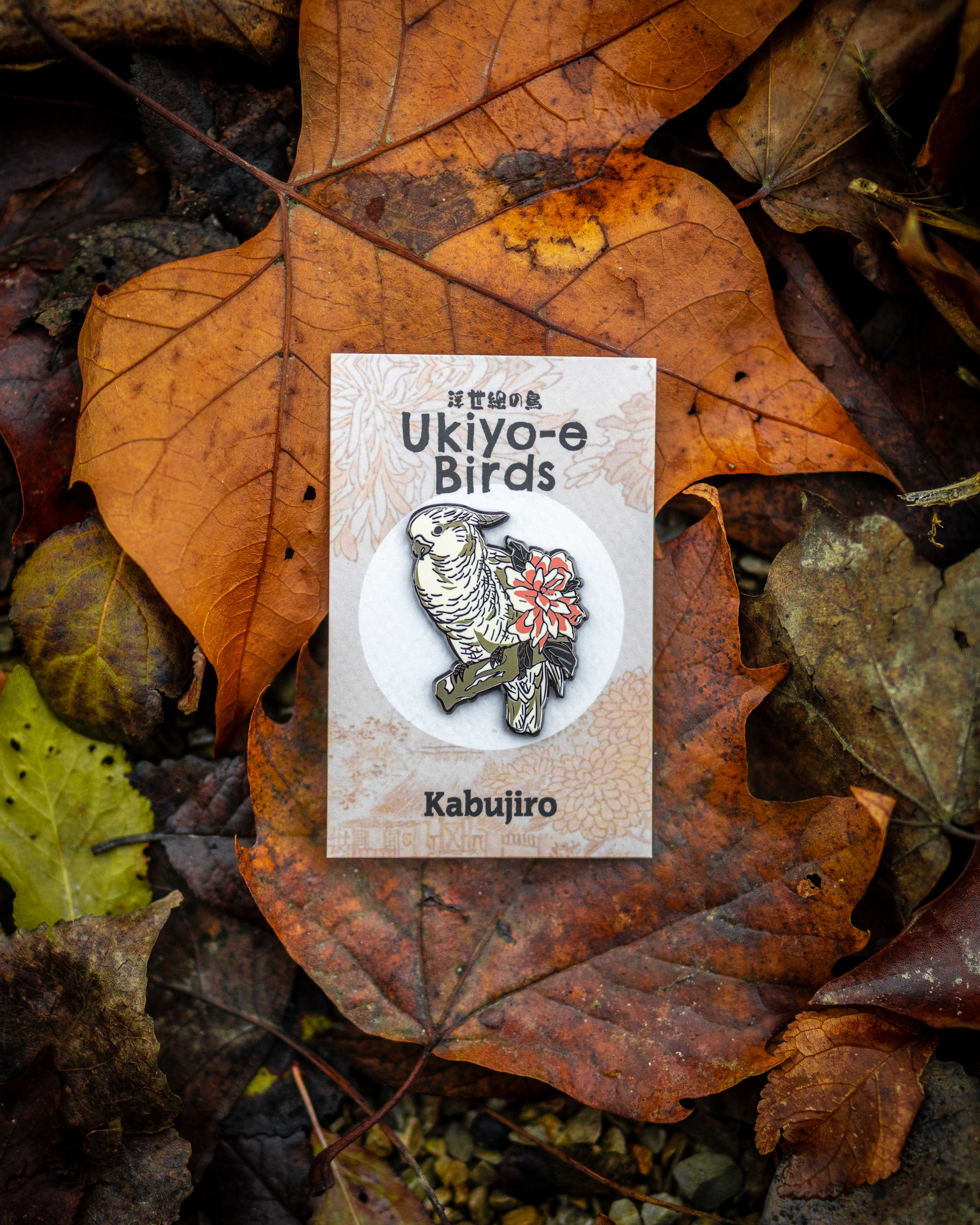 kabujiro-enamel-pins-cockatoo-pin-anstecker-vogel-schwarz image 1