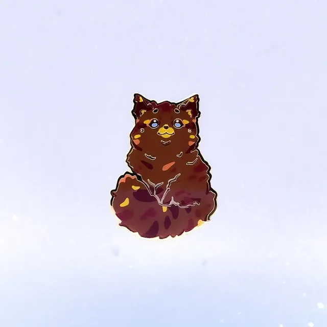 miamouz-maine-coon-brown-tabby-emaille-pin-normal-gold image 1
