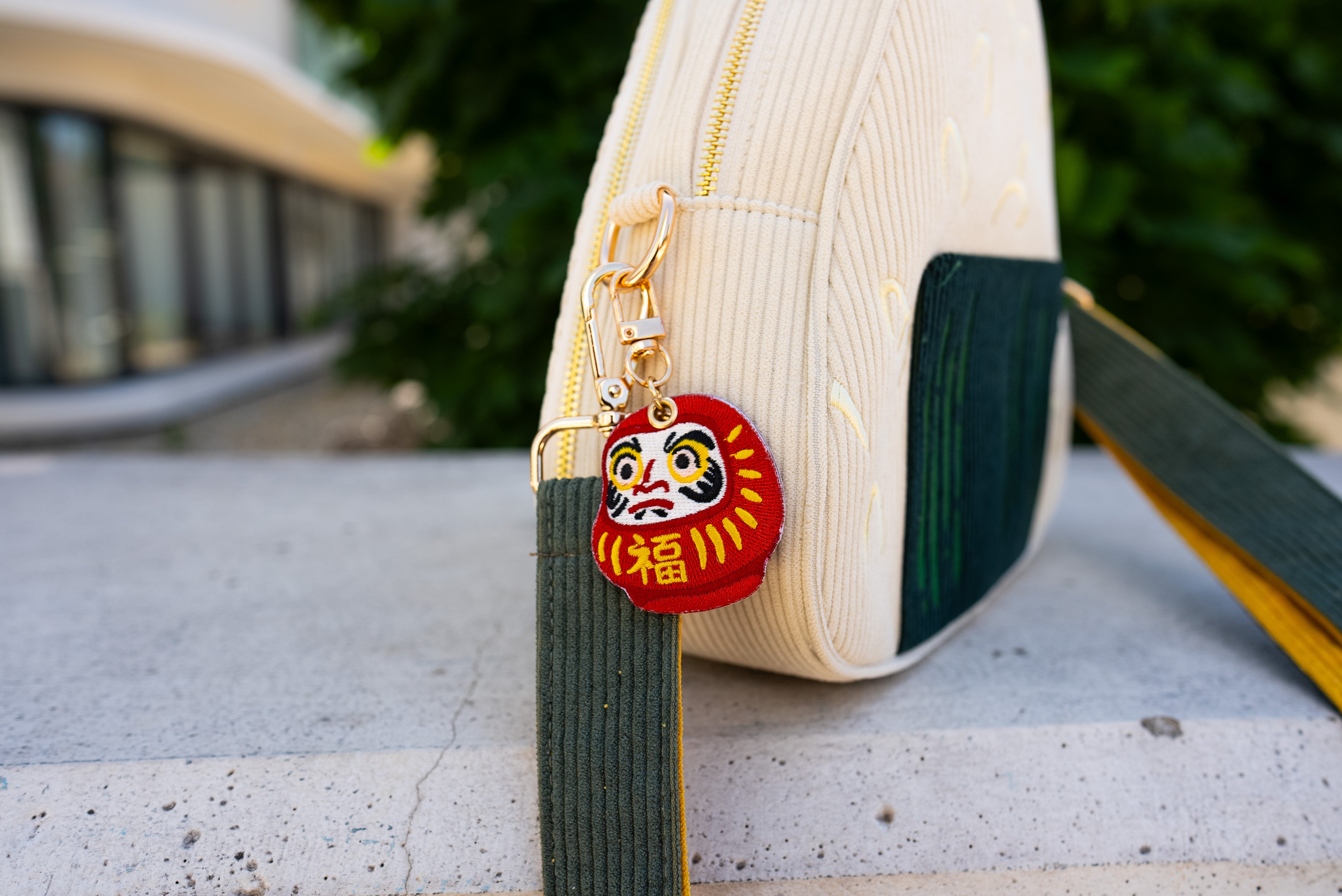 kabujiro-lucky-daruma-anh-nger-gestickt-mit-karabiner image 2